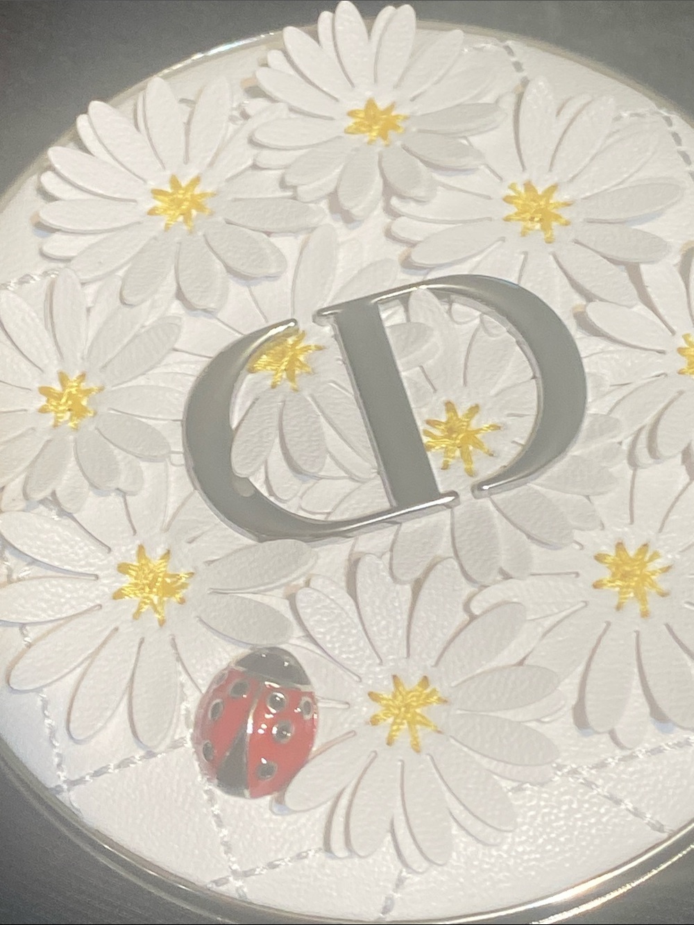 Dior Ladybug Limited Edition White Floral Compact with Gold Accents New - Picture 5 of 6